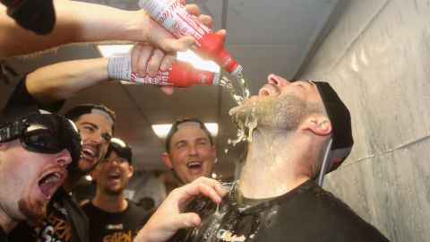 Mike Fiers (der.) cuando era jugador de los Astros en los playoffs de 2017.