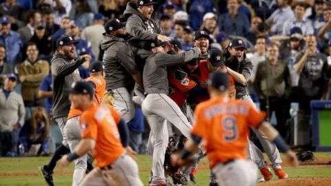 La celebración de los Astros al vencer a los Dodgers de Los Ángeles en 2017.