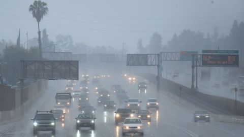 Lluvia en autopista de California.