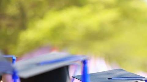 El último año ha mejorado casi 2% el índice de graduación de educación básica entre los menores hispanos.
