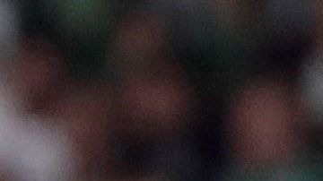 Guido Rodríguez, del Real Betis, lucha por un balón con Sergio Busquets, del FC Barcelona.