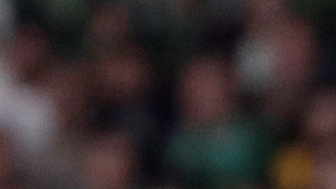 Guido Rodríguez, del Real Betis, lucha por un balón con Sergio Busquets, del FC Barcelona.
