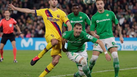Guido Rodríguez, del Real Betis, lucha por un balón con Sergio Busquets, del FC Barcelona.