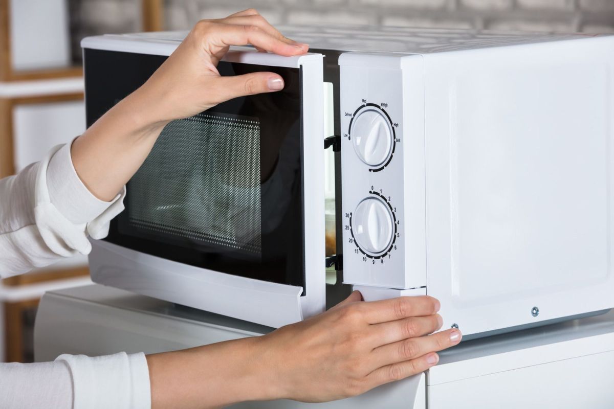 Leche materna y otros 5 alimentos que no se deben calentar en microondas