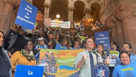 Decenas de activistas exigieron en Albany se aprueben las leyes en favor de los inquilinos y pequeños propietarios de vivienda.