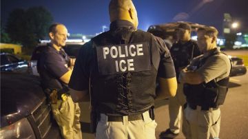 ICE continúa sus operativos contra inmigrantes.