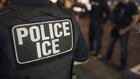 ICE mantiene sus operativos contra indocumentados.