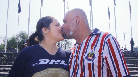 La novia le va a Pumas y el novio a las Chivas.