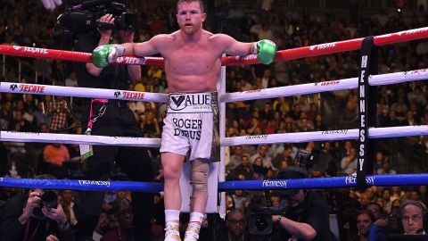 El pugilista mexicano Saúl Álvarez sigue en la búsqueda de su próximo rival para el 5 de mayo.