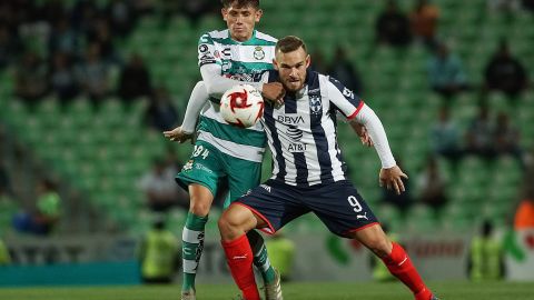 Torreón, Coahuila, 11 de Febrero de 2020. Jonathan Díaz y Vincent Janssen, durante el juego de ida de los Cuartos de Final del torneo Apertura 2019 de la Copa MX, entre Santos Laguna y Rayados del Monterrey, celebrado en el estadio Corona. Foto: Imago7/ Erick Saavedra