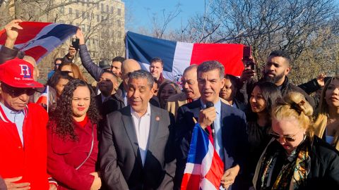Líderes comunitarios junto a varios funcionarios ascendencia dominicana, durante el acto cívico en el Alto Manhattan.
