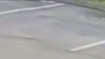 Fotograma del video de seguridad donde se ven a los tres sospechosos robando a un hombre en Hialeah con la técnica del "robo del abrazo".