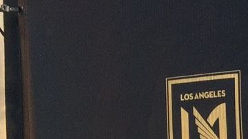 Bob Bradley, director técnico del LAFC, habla con los reporteros luego de la primera sesión de entrenamiento del equipo.