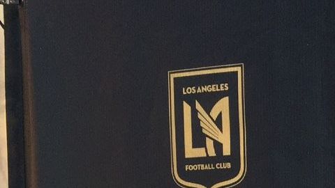 Bob Bradley, director técnico del LAFC, habla con los reporteros luego de la primera sesión de entrenamiento del equipo.