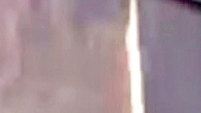 En uno de los videos que circuló en redes sociles se observa como en el bulevar Rolando Arjona, en Culiacán, Sinaloa, hombres armados sometieron a algunos de los automovilistas a plena luz del día. A uno de ellos le apuntaron con un arma de fuego.