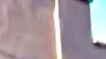 En uno de los videos que circuló en redes sociles se observa como en el bulevar Rolando Arjona, en Culiacán, Sinaloa, hombres armados sometieron a algunos de los automovilistas a plena luz del día. A uno de ellos le apuntaron con un arma de fuego.