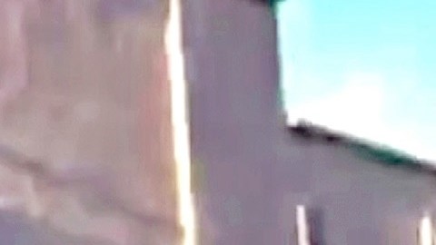 En uno de los videos que circuló en redes sociles se observa como en el bulevar Rolando Arjona, en Culiacán, Sinaloa, hombres armados sometieron a algunos de los automovilistas a plena luz del día. A uno de ellos le apuntaron con un arma de fuego.