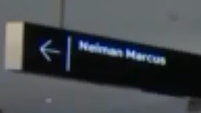 Hay muchas tiendas de lujo en ese centro comercial