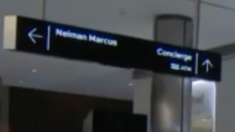 Hay muchas tiendas de lujo en ese centro comercial