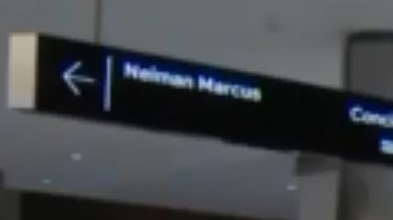 Hay muchas tiendas de lujo en ese centro comercial