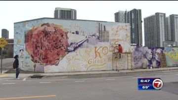 Varios artistas pintaron el mural dedicado a Kobe Bryant en Miami.