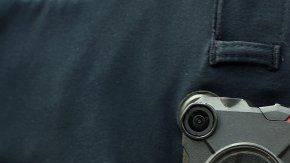 La falsificación de los datos registrados en CalGang se verifica con las evidencias grabadas por la cámara corporal de los policías.