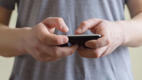 Llame a la Línea Directa para Nuevos Estadounidenses al 1-800-566-7636 de 9 a.m. a 8 p.m., de lunes a viernes.