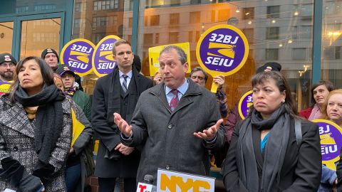 Luisa Méndez (der), el concejal Brad Lander y la comisionada del Departamento de Asuntos del Consumidor y Protección Laboral, Lorelei Salas, en la puerta de Chipotle en la calle 14 de Manhattan./A. B. N.