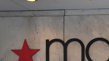 La cadena de tiendas Macy's se reestructura, pero despedirá al menos a casi 1000 trabajadores en San Francisco.