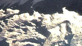 El glaciar, ubicado en la costa sur de Alaska, es un ejemplo clásico de un glaciar de pie de monte que se extiende al pie de una cadena montañosa. NASA