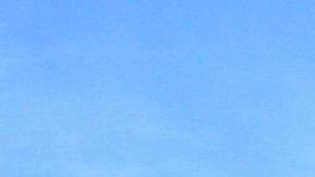 Una mansión similar a la de la imagen fue la que este joven le regaló a su familia.