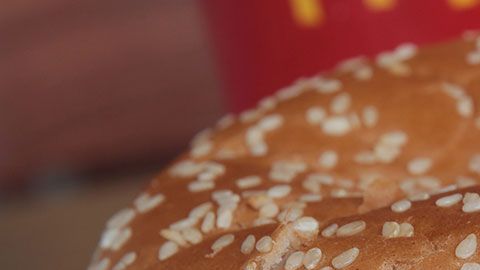 Será un paquete de seis velas, cada una con olor a uno de los ingredientes que componen a una hamburguesa.
