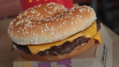 Será un paquete de seis velas, cada una con olor a uno de los ingredientes que componen a una hamburguesa.