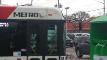 Un autobús de METRO impactado con balas.