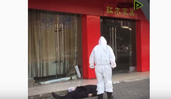 Los periodistas se toparon con el cadáver en Wuhan, China,  en la mañana del jueves.