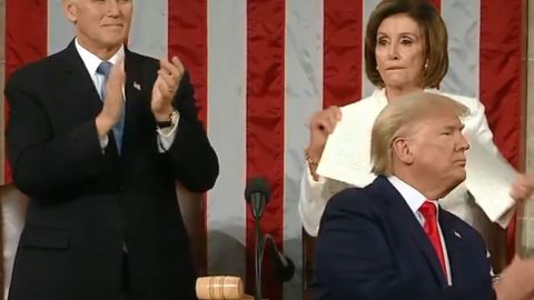 Pelosi sorprendió al romper el discurso del presidente Trump.
