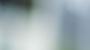 La mujer escondió el teléfono debajo de un asiento.