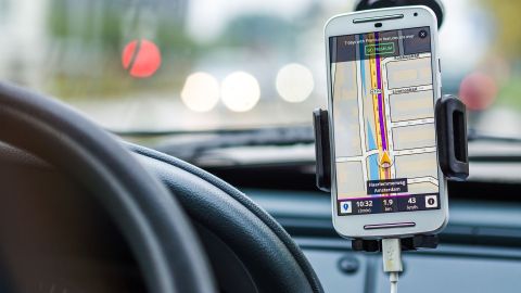 La mujer escondió el teléfono debajo de un asiento.