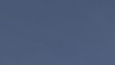 La astronauta Christina Koch recibe ayuda para salir de la nave espacial Soyuz MS-13.