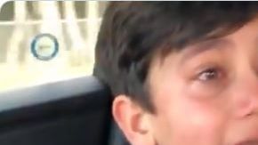 El pequeño lloró con su hermana.