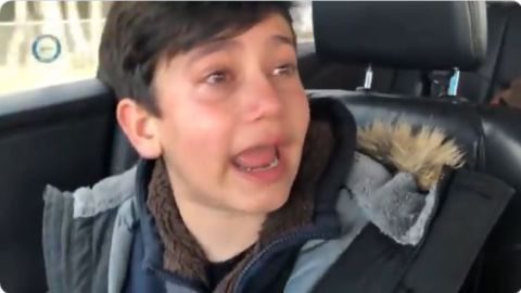 El pequeño lloró con su hermana.