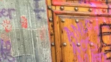 Vandalizan puerta de Palacio Nacional.