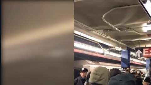 NYPD desalojando la estación Grand Street