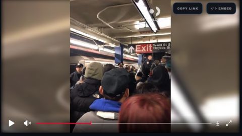 NYPD desalojando la estación Grand Street