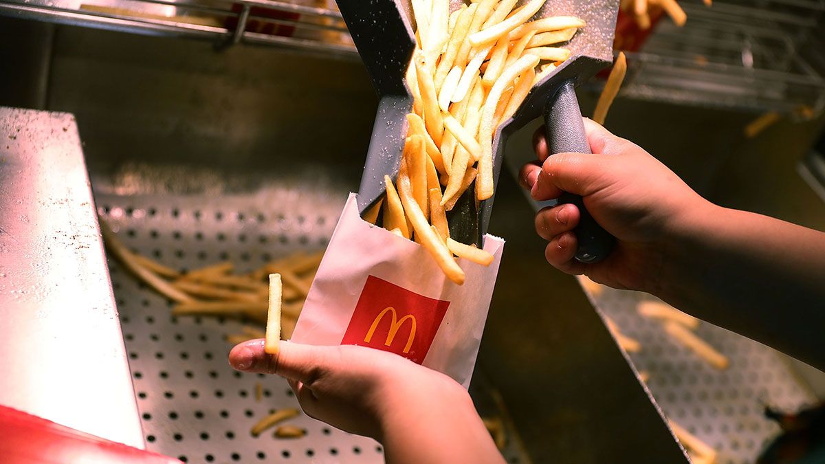 La promoción solo puede ser válida al hacer una orden a través de la app de McDonald's, en donde puedes pagar al momento o hasta recoger el pedido en la tienda.