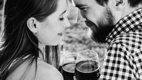 pareja-vino-StockSnap en Pixabay