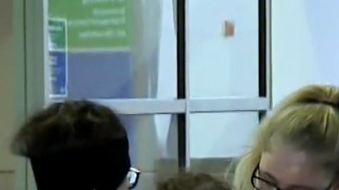 La pareja tuvo que dejar el avión.