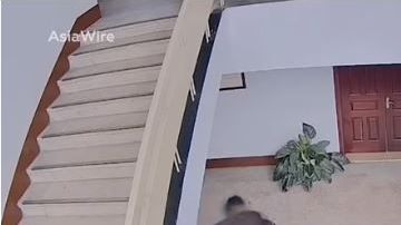 El cansancio le cobró factura al policía.