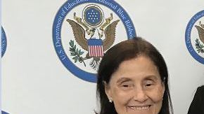 Norma Figueroa-Hurwitz, fundadora y directora ejecutiva- Leena Varghese, directora y Ted Hurwitz, cofundador, exhiben el National Blue Ribbon Award.