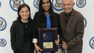 Norma Figueroa-Hurwitz, fundadora y directora ejecutiva- Leena Varghese, directora y Ted Hurwitz, cofundador, exhiben el National Blue Ribbon Award.